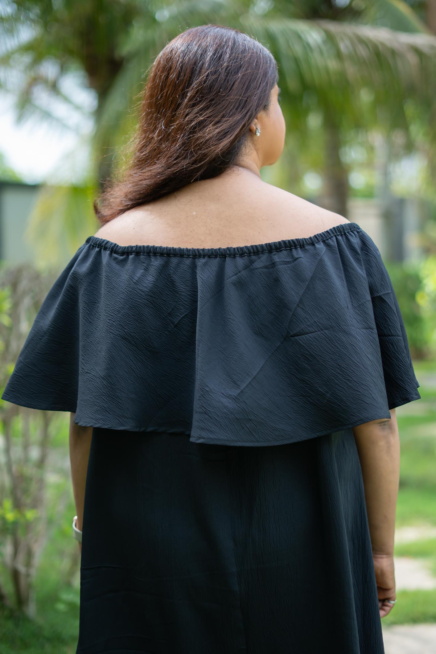 Stillcurve Midi | Black Offshoulder dress | Square Neck Evening Wear | Model is wearing size M | Flattering for curvy bodies